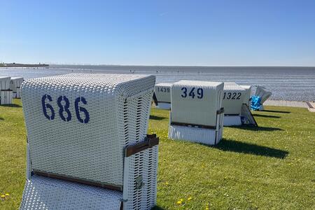 Foto vom Objekt Ferienwohnung Tidenhub (Nr. 4)  mit Strandkorb am Deich im Haus Vierjahreszeiten